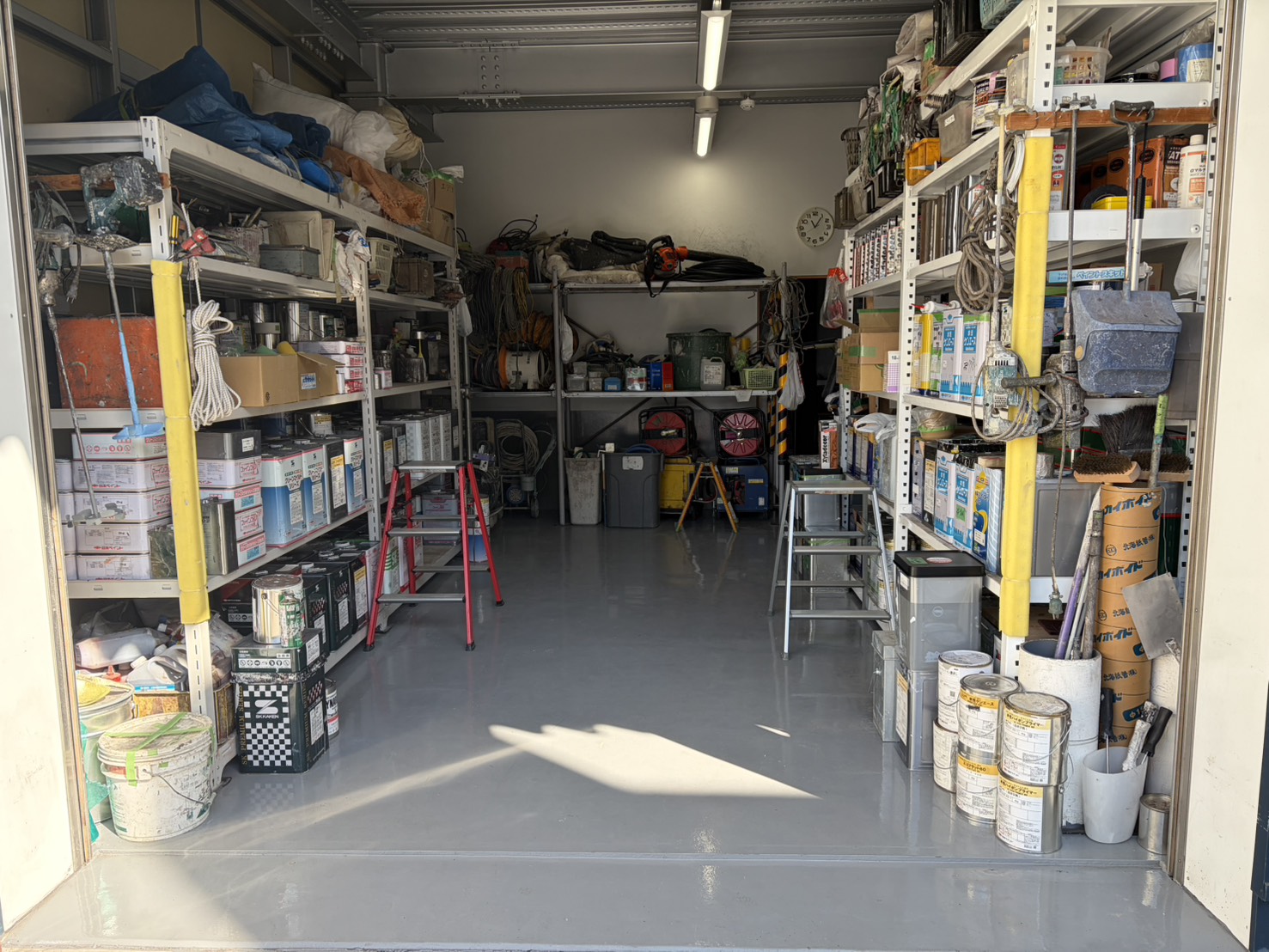 屋内, シーン, 建物, 散らかった が含まれている画像
AI 生成コンテンツは誤りを含む可能性があります。